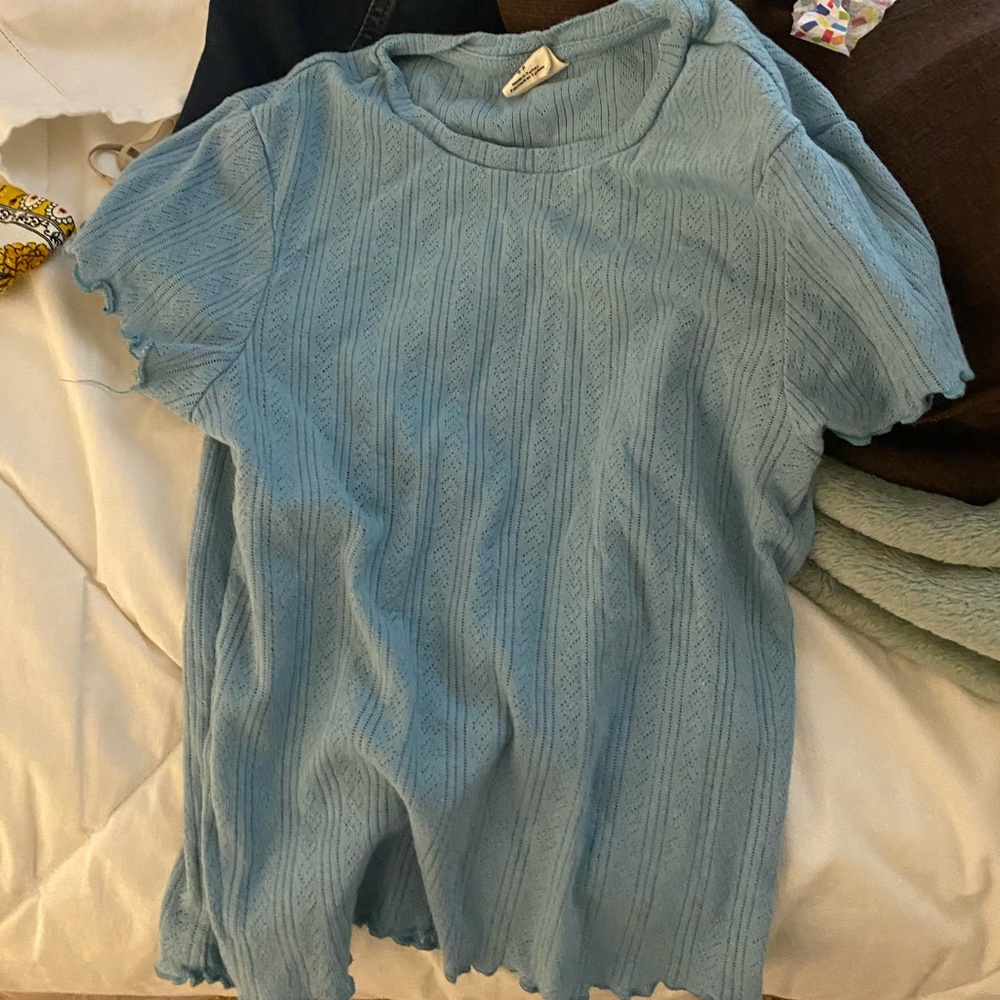UO blue tee pointelle w hearts